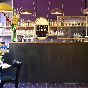 77 Hostal